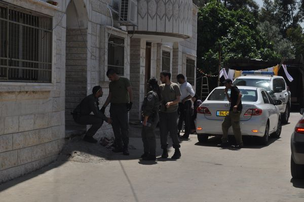 بالصور: قوى كبيرة من الشرطة تداهم بيت عائلة "ابو معمر" في الرملة 